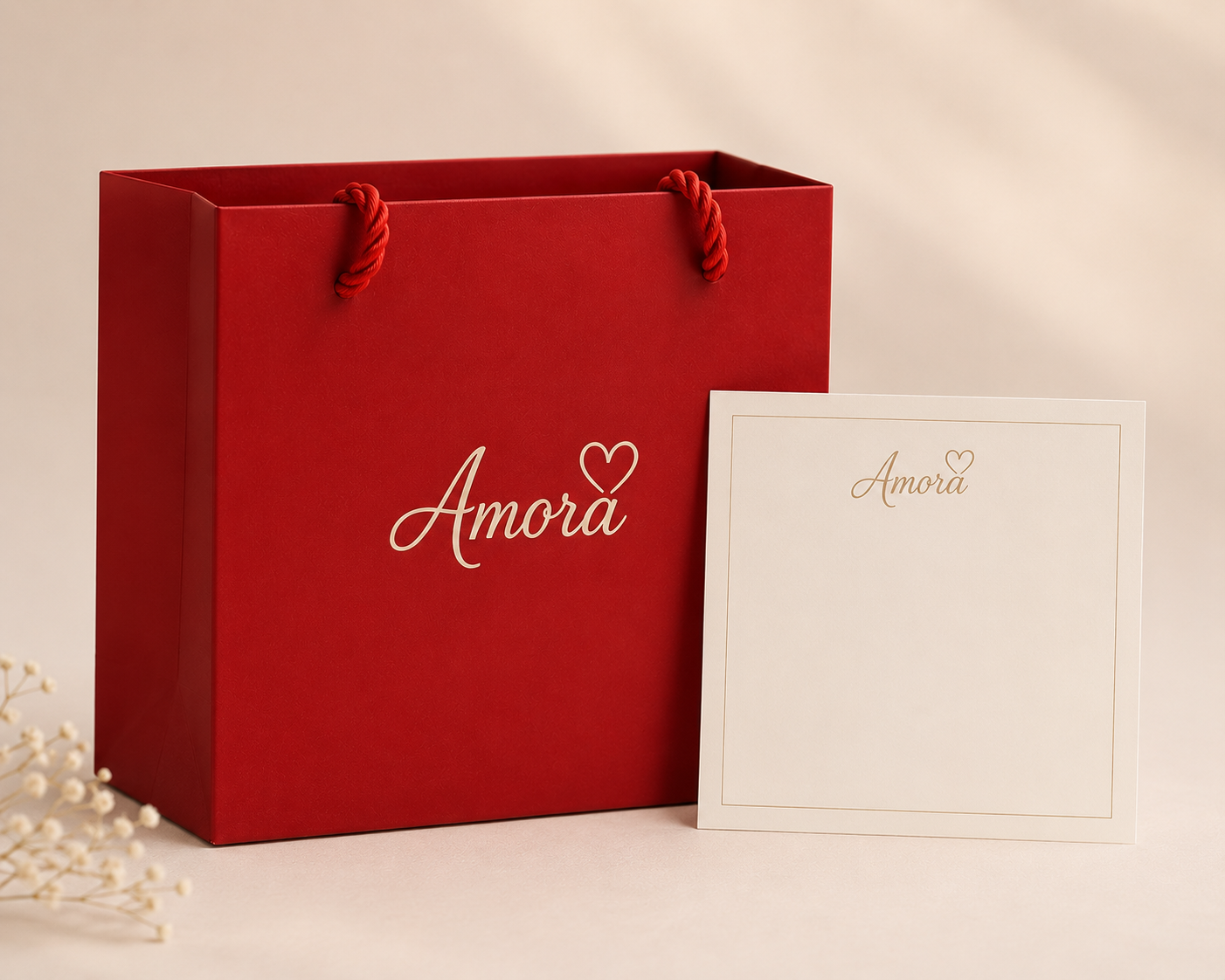 Geschenkverpackung mit leerer Grußkarte